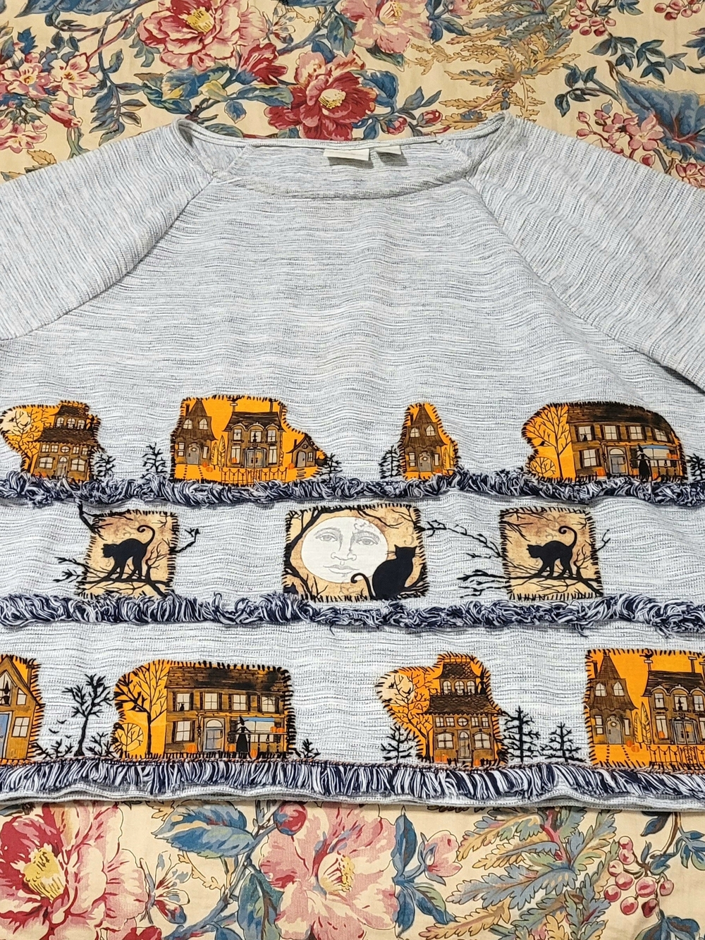Chicos Sz2 Womans Gray  Pullover Top with Halloween Pumpkin House Patches